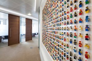lego-minifigs-office-wall-4